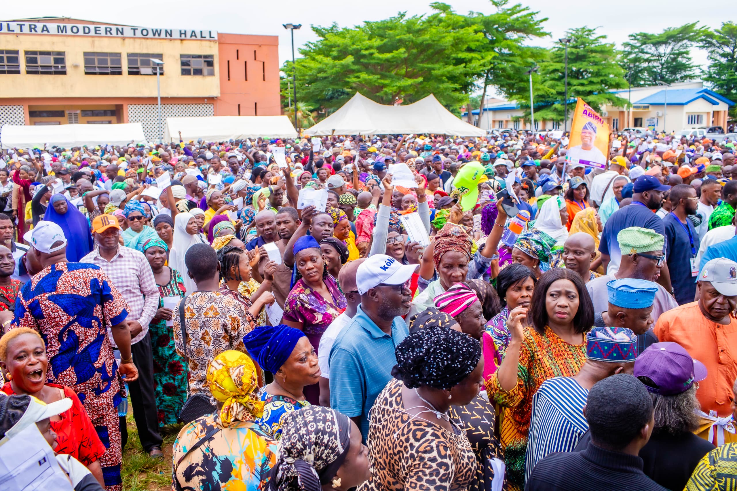 senatorAbiruAPC_1.jpg